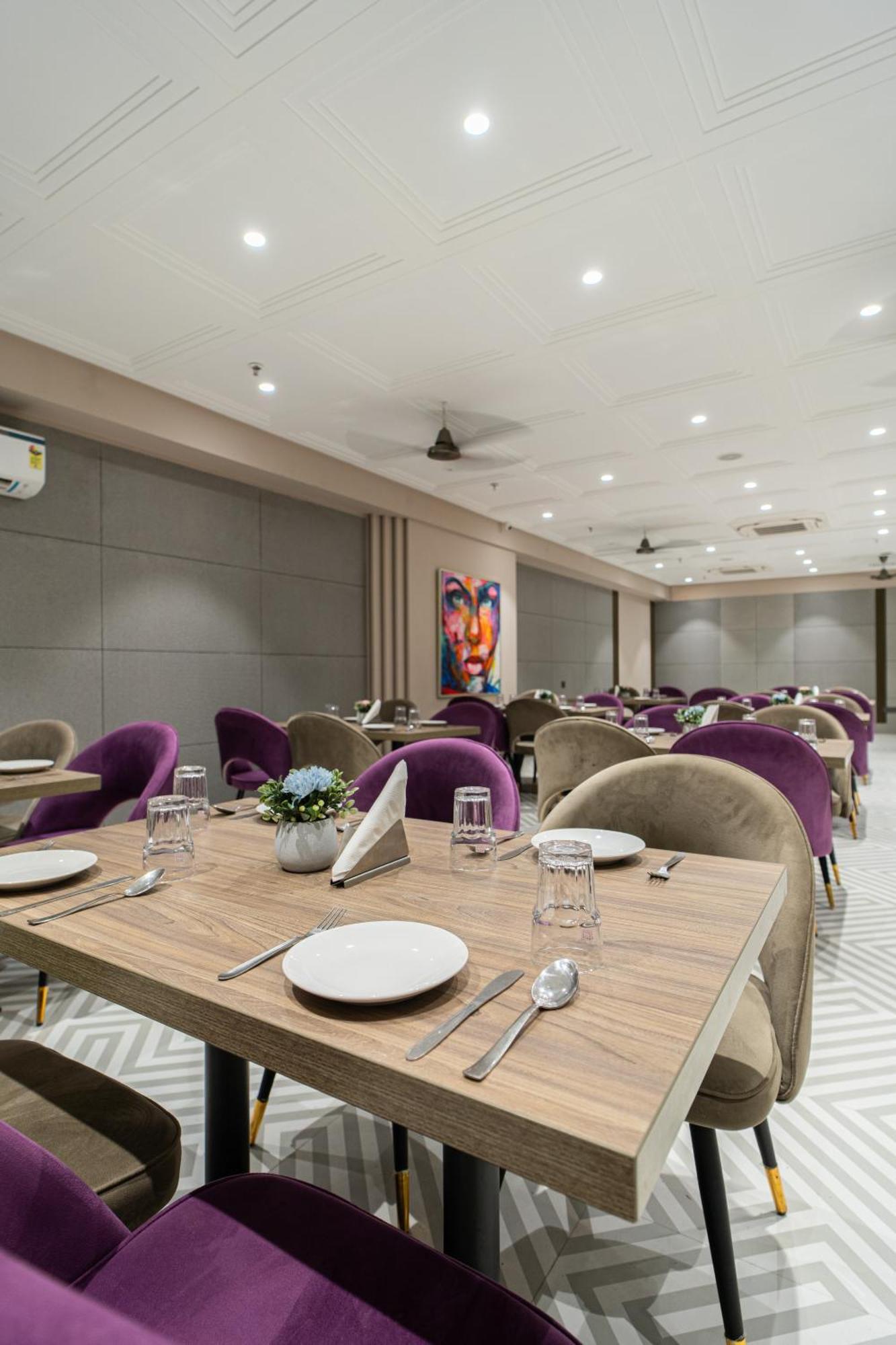 Hotel Sunstar Grand Дели Экстерьер фото