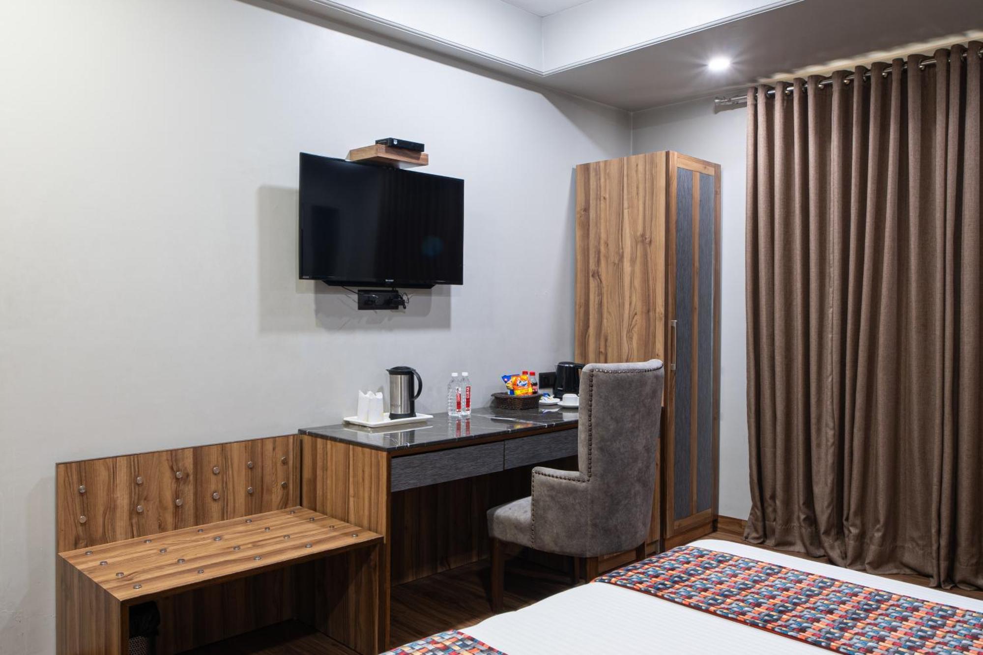 Hotel Sunstar Grand Дели Экстерьер фото